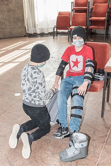 Kinder testen Orthesen Gesundheit Ausstellung