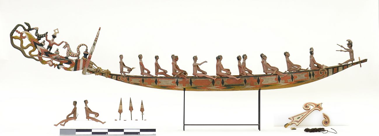Modell eines Duala-Kanus aus der deutschen Kolonie Kamerun, 1907 von Oskar von Miller bei der Naturlienhandlung J.F.G. Umlauff in Hamburg angekauft.