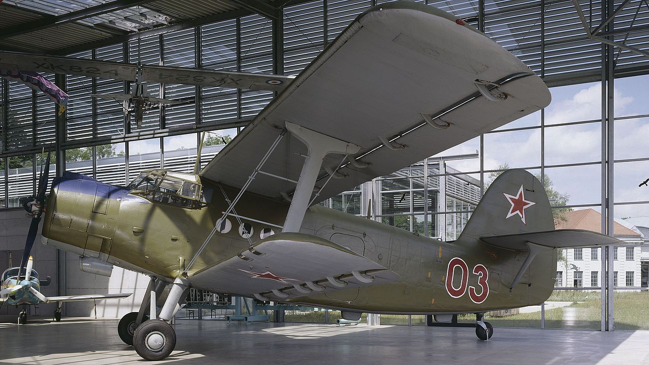 Militärflugzeug Antonow An-2 in der Flugwerft Schleißheim.