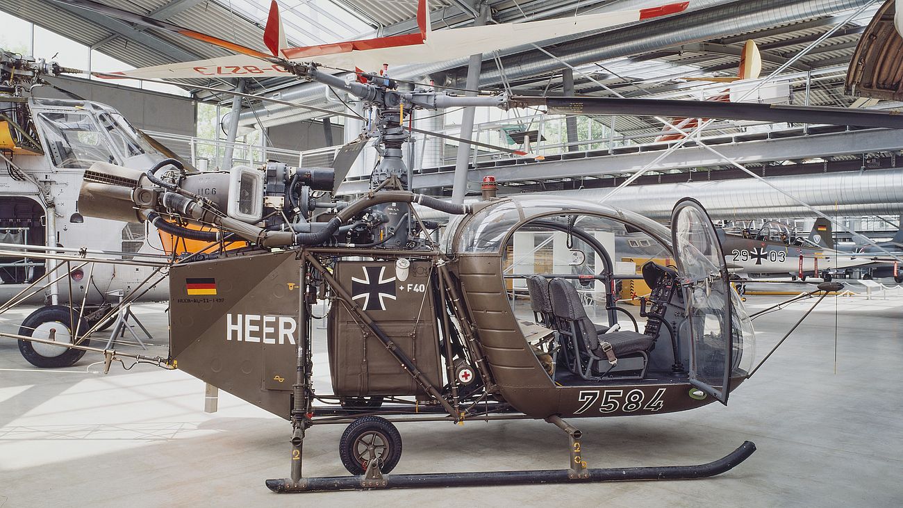 Hubschrauber Alouette II in der Flugwerft Schließheim.