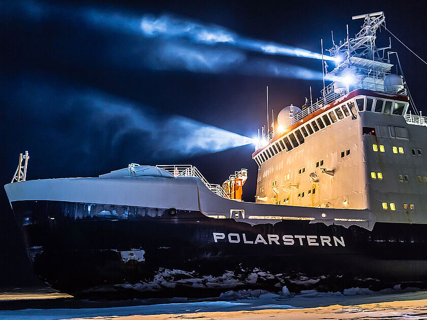Forschungsschiff Polarstern im Weddellmeer: Einsatz der Bordscheinwerfer.