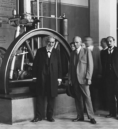 Museumsgründer Oskar von Miller (li.) mit Henry Ford vor dem Dieselmotor im Deutschen Museum am 26. September 1930.