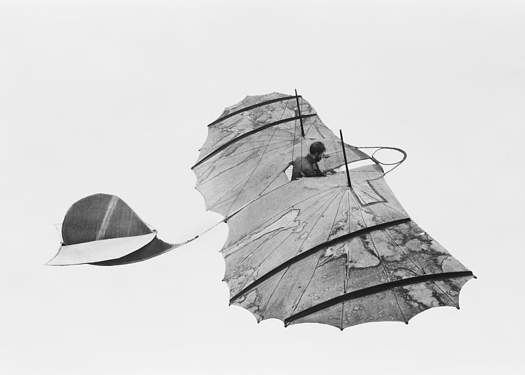 Schwarz-weiß Fotografie des Lilienthal Gleiters in der Luft.