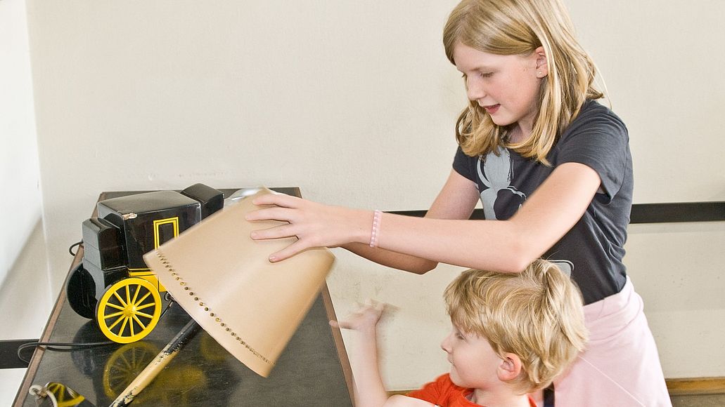 Kinder werfen Lampe um - Bunte Tour Physik