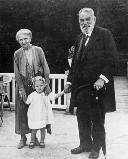 Oskar (1855-1934) und Marie (1861-1933) von Miller mit Enkelin Christl (Christina Gräfin Podewils von Miller (1928-2011).