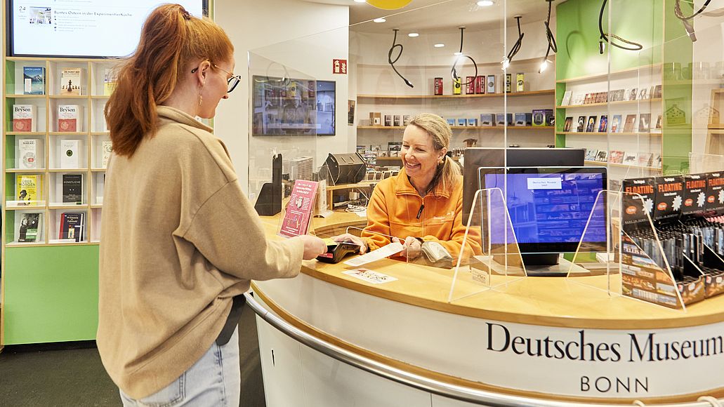 Deutsches Museum Bonn Museumsshop Kassenbereich Besucher