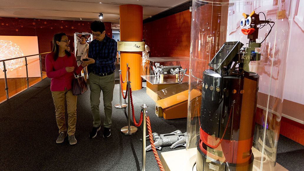 Uebersicht Erlebnisraum zum Einsatz von KI in Robotik und Mobilitaet mit Exponat Rhino.