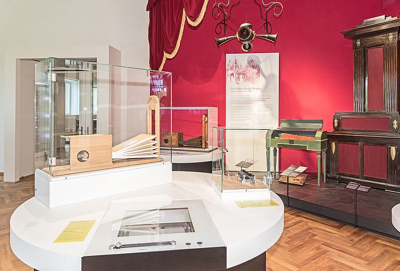Themenbereich "Akustische Experimente um 1800" der Ausstellung Musikinstrumente. 