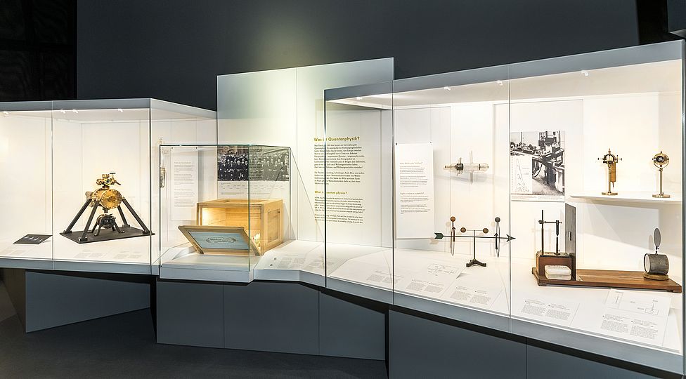 Blick in den Ausstellungsbereich über Quantenphysik mit den Exponaten "Apparatur Bose-Einstein-Kondensat" und "Schrödingers Katze".