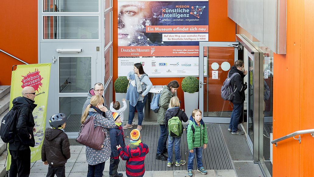 Eingang Deutsches Museum Bonn mit Banner neu Mission KI und Außenlift