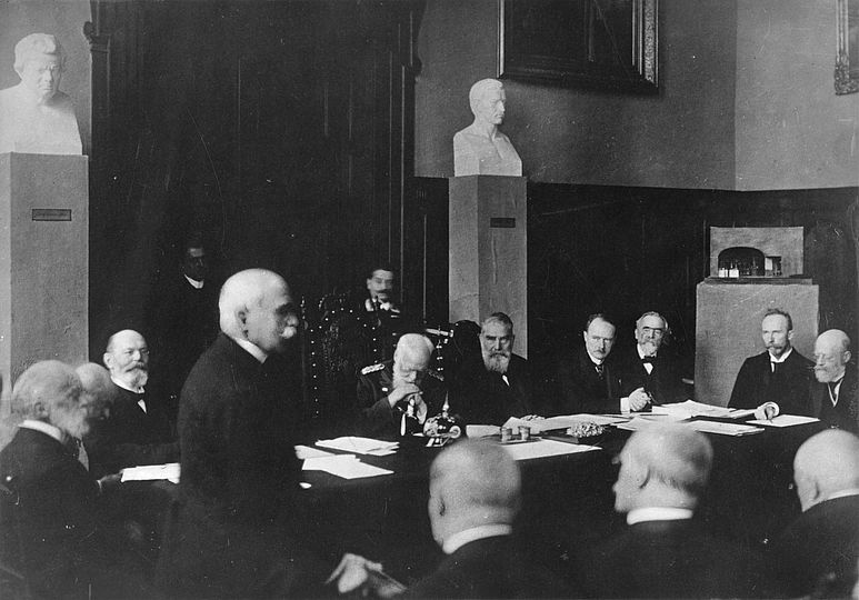 Fotografie einer Sitzung des Museumsausschusses im Jahr 1917.