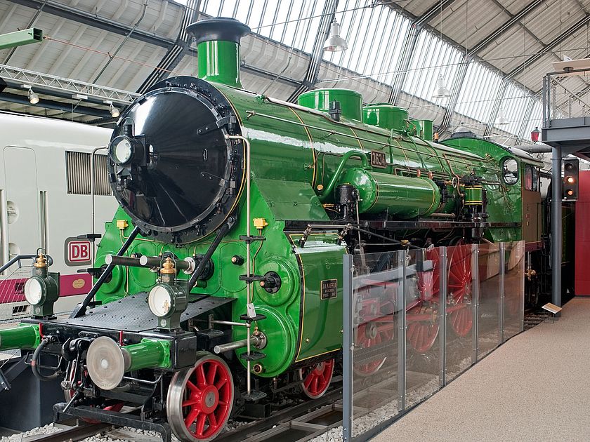 mehr zu Schnellzug-Dampflokomotive.