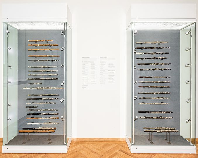 Zwei Vitrinen mit Flöten der Sammlung von Dr. Heinz Prager. In der linken Vitrine befinden sich Flöten von Theobald Böhm und seinen Werkstattpartnern. In der rechten Vitrine befinden sich Flöten anderer Erbauer.
