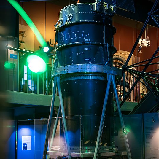 Ingenieurmodell des ROSAT-Röntgensatelliten in Originalgröße.