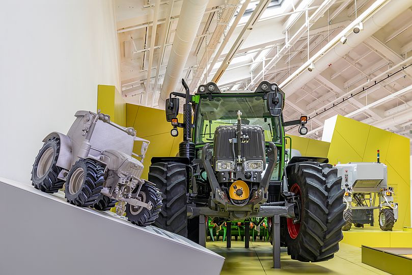 Der Fendt Traktor und das Tastmodell in der Ausstellung Landwirtschaft und Ernährung.