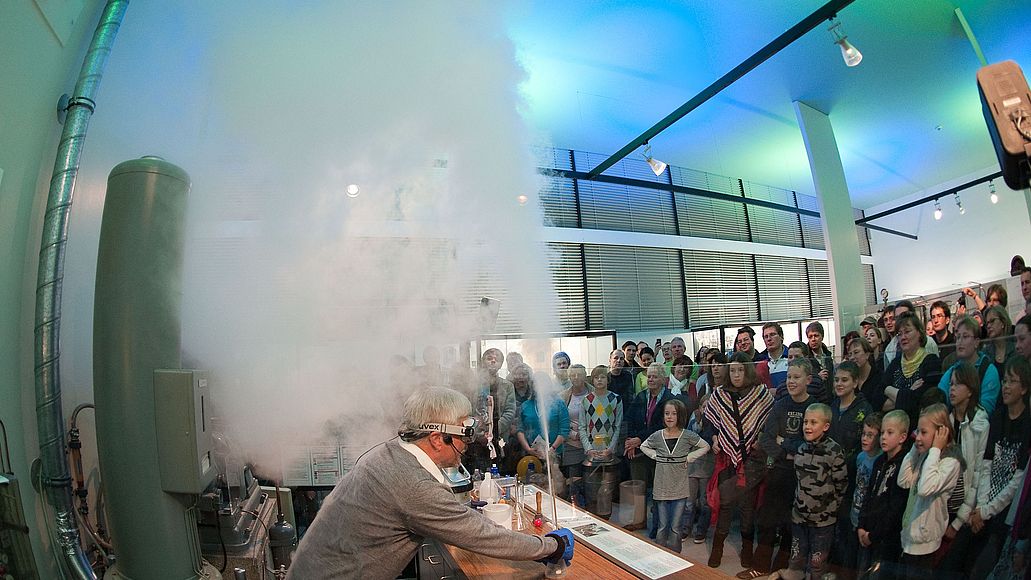 Stickstoff-Vorführung in der Ausstellung Physik.