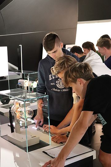 Jugendliche beim Experimentieren in der Atomphysikausstellung.