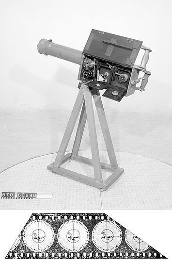Ein Filmstreifen (Bundesarchiv N 1275 Bild-305), aufgenommen mit der Maschinengewehrkamera, die 1915 von Oskar Messter erfunden und von der Firma Ernemann in Dresden hergestellt wurde 
