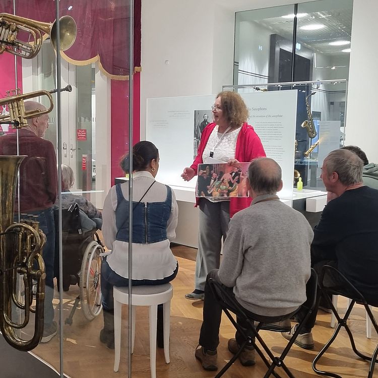 Führung für Menschen mit Demenzerkrankung in der Ausstellung Musikinstrumente.
