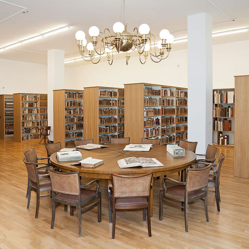 Die Schatzkammer der Bibliothek des Deutschen Museums Der Rara-Raum der Bibliothek mit Tisch und Bücherregalen