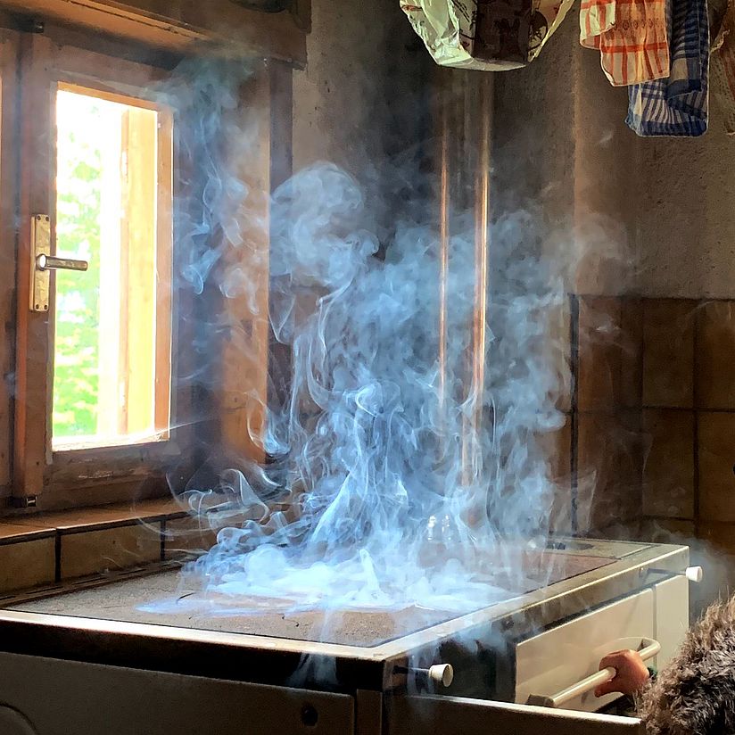 Turbulente Rauchschwaden über einem Ofen