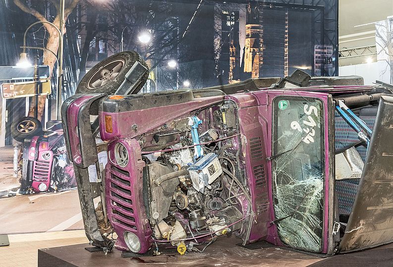 Umgekippter und durch den Unfall zerstörter Jeep in der Sonderausstellung »Wahnsinn«.