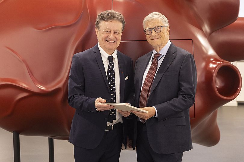 Prof. Heckl und Bill Gates vor dem großen Herz-Modell in der Ausstellung Gesundheit.