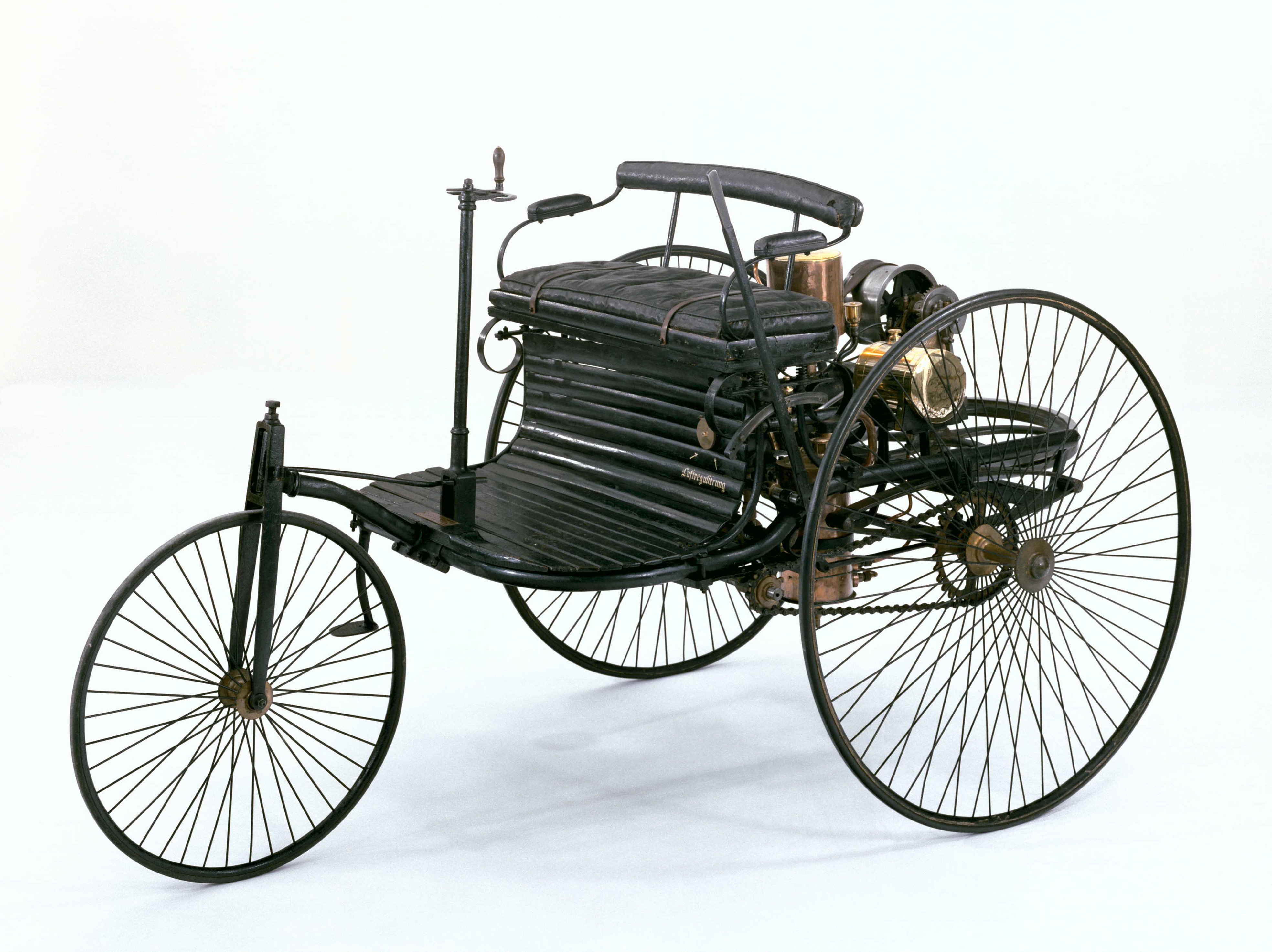 Первый автомобиль с двигателем внутреннего