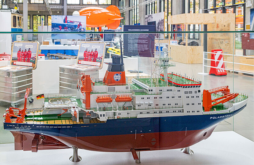Ein Modell der POLARSTERN. Im Hintergrund sind der rote Heliumballon 