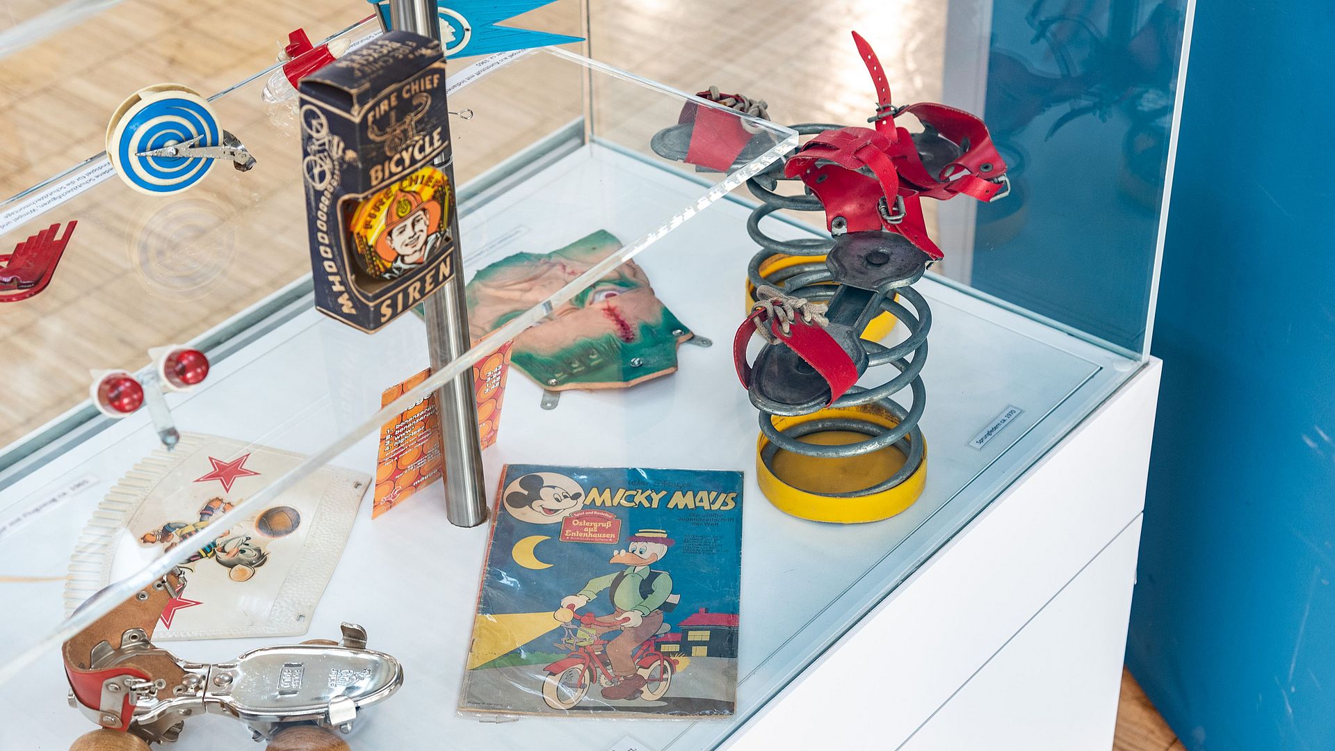 Sprungfeder Vitrine mit Sprungfedern.