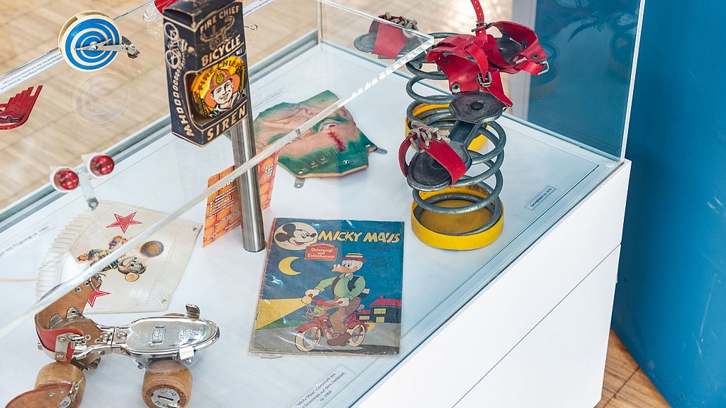 Vitrine mit Sprungfedern.