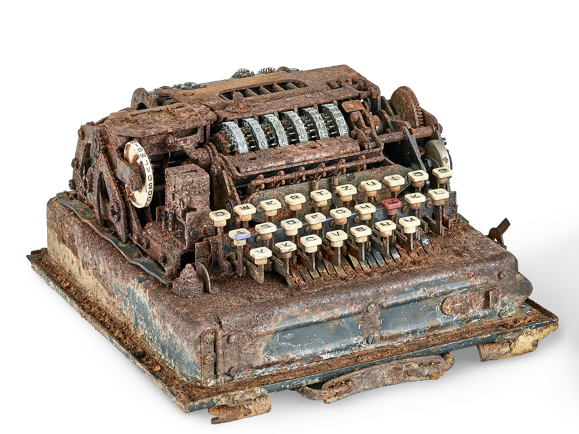 Das Schlüsselgerät 41 mit deutliche Spuren vom Auffindeort im Waldboden.