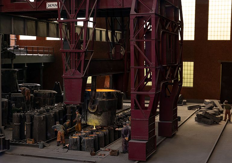 Diorama einer Gießhalle eines Stahlwerks.