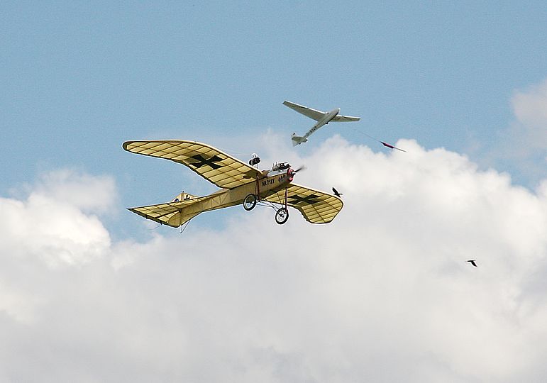 Historischen Modellflugzeuge in der Luft.