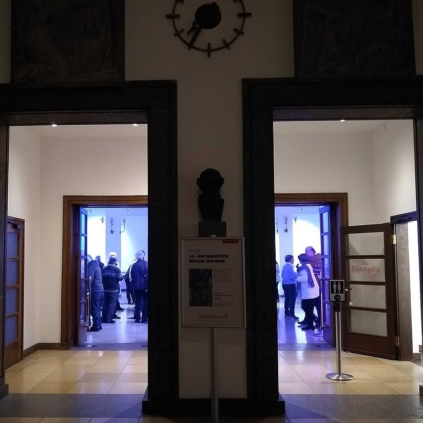 Blick in den Vorraum der Bibliothek Besucherinnen und Besucher im Vorraum der Bibliothek