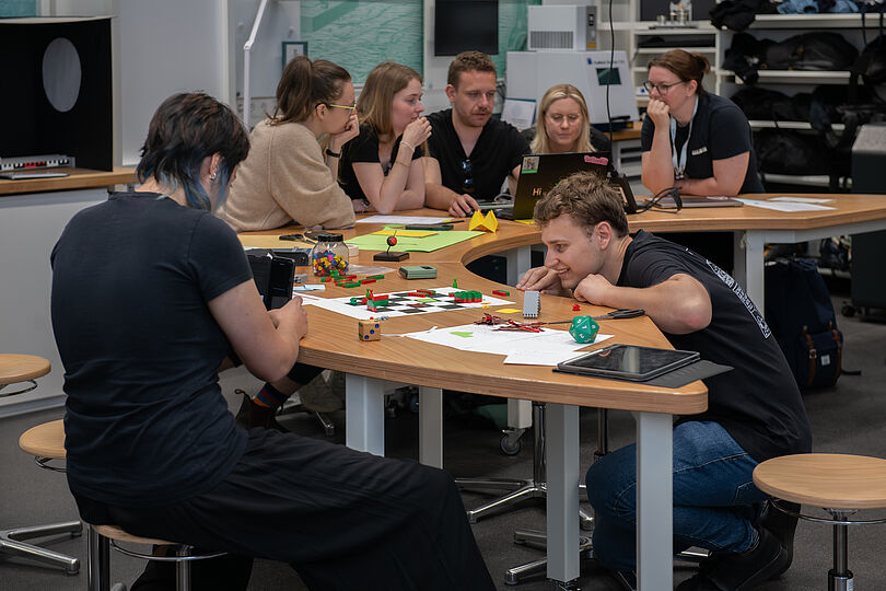 Menschen an Schreibtischen