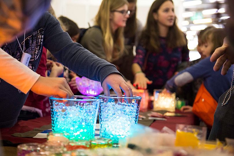 Experimente mit Wasserperlen und Fluoreszenzfarben.