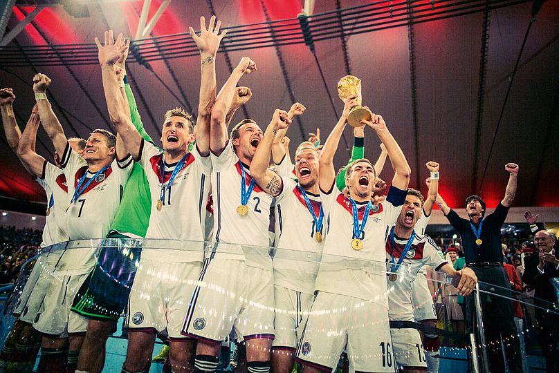 Nationalmannschaft mit Pokal.