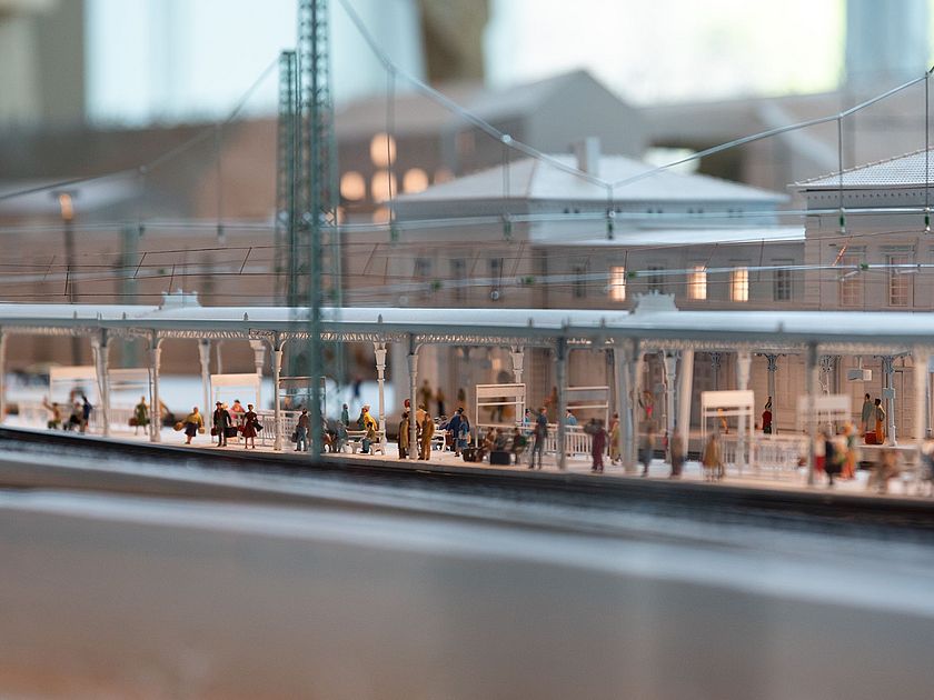 Modellbahn in Betrieb. Bahnhofszene mit Beleuchtung.