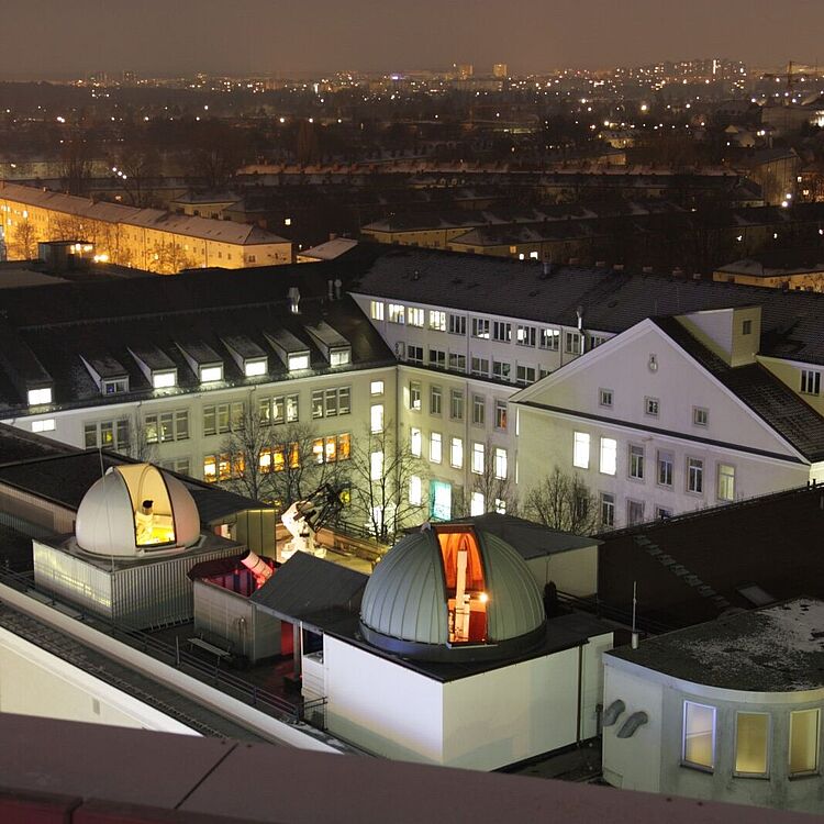 Bayerische Volkssternwarte München bei Nacht.