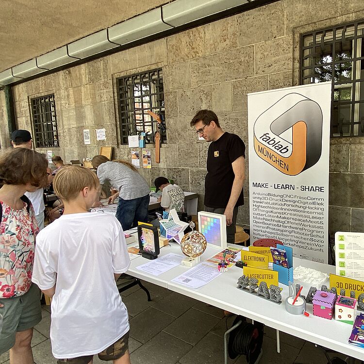 FabLab München e.V. mit ihrem Stand an der Uferstraße.