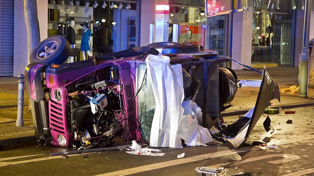 Unfallwagen des Opfers der Kudamm-Raser: zerstörter Jeep liegt auf Seite