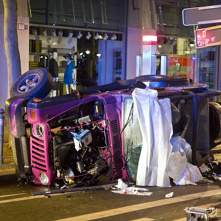Unfallwagen des Opfers der Kudamm-Raser: zerstörter Jeep liegt auf Seite