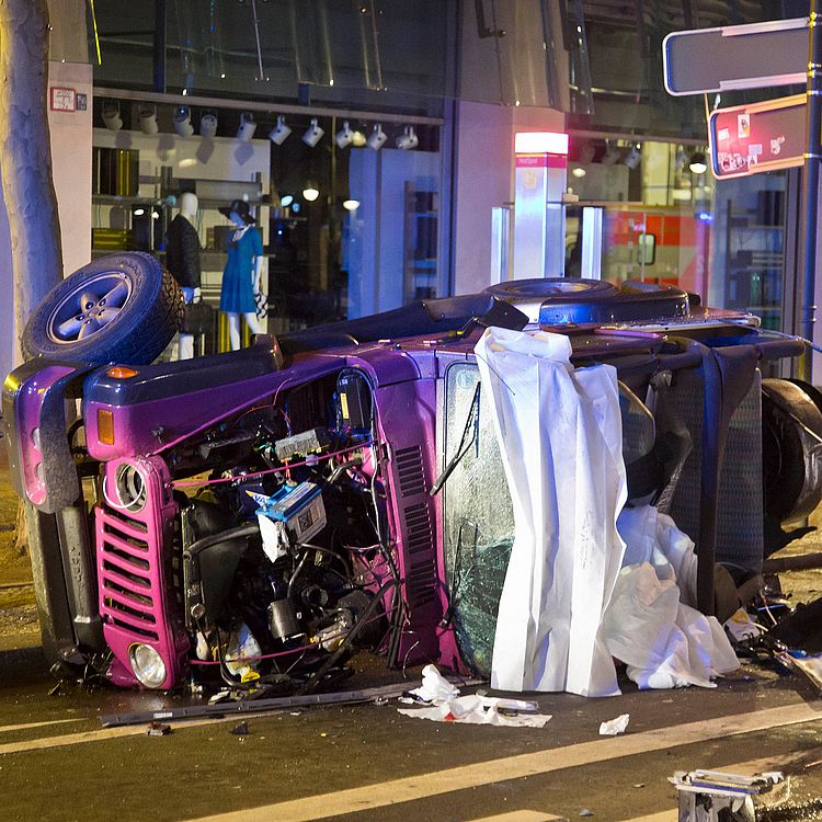 Unfallwagen des Opfers der Kudamm-Raser: zerstörter Jeep liegt auf Seite