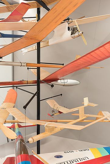 Flugzeugmodelle in einer Vitrine.