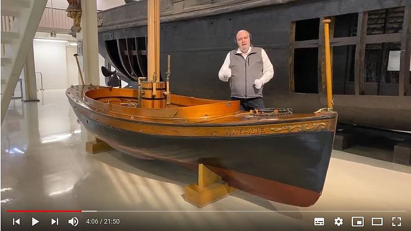Museum Communicator Karl mit der Dampfbarkasse Natalie im Livestream aus der Schifffahrt zur digitalen Kaffeepause Screenshot zu Livestream Kaffeepausenführung von Museum Communicator in der Schifffahrtsabteilung zur Dampfbarkasse Natalie