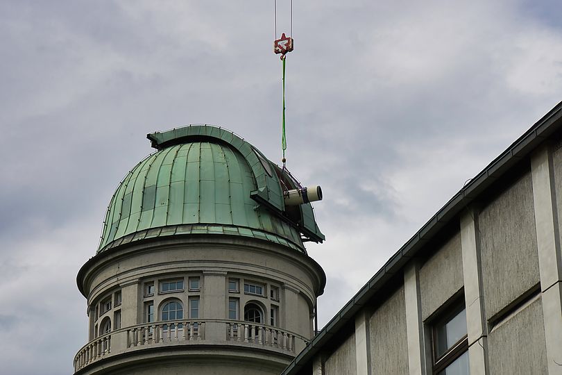 Der Transport durch die Dachöffnung von aussen.