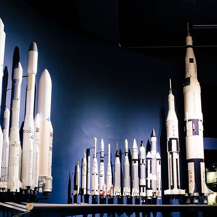 Raketenmodelle in der alten Ausstellung Raumfahrt.