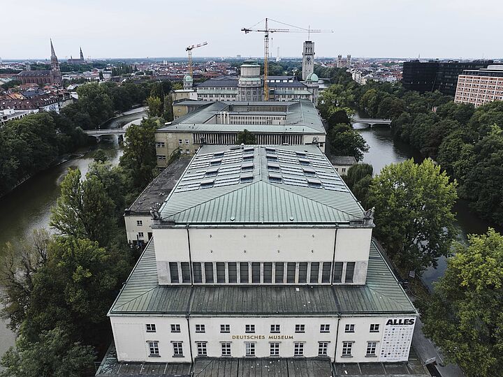 Ein Luftbild zeigt die Museumsinsel von oben auf dem Dach des Forum sieht man die Solaranlage.