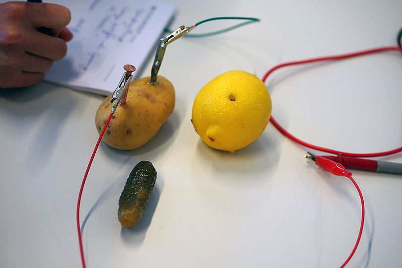 Eine Zitrone und Kartoffel wird als Batterie verwendet.